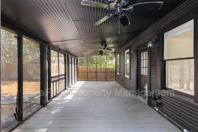 Building Photo - 418 W Rosewood Ave