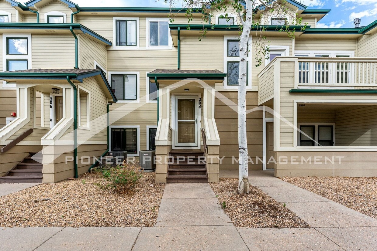 Spacious Townhouse with Washer/Dryer and Central AC - Spacious Townhouse with Washer/Dryer and Central AC