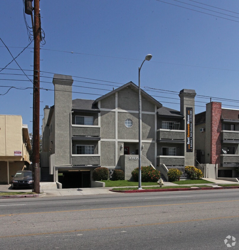 Building Photo - 13935 Vanowen St