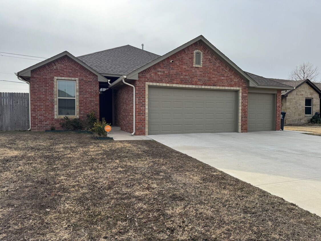Primary Photo - Beautiful 3 Bedroom Home with Study in Westmoore Area of OKC