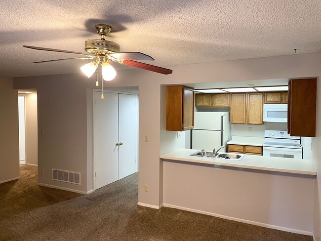 Building Photo - Main level 2 Bedroom Condo in Rockrimmon