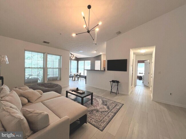 Foto del edificio - Gorgeous Light-Filled 2BR/2BA Penthouse Condo in Piney Orchard.