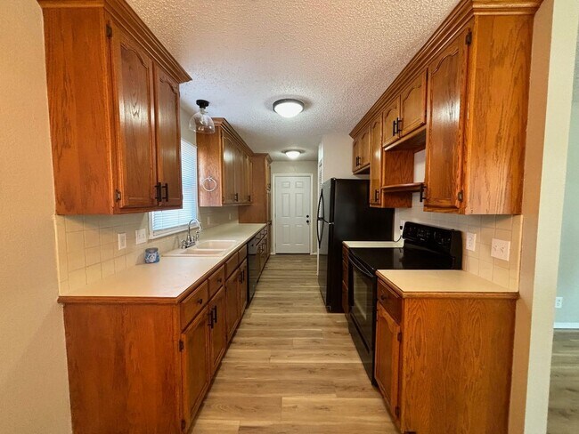 Foto del edificio - Coming Soon! Beautiful 3 Bedroom 1 Bath home with a 4+ Car Garage!