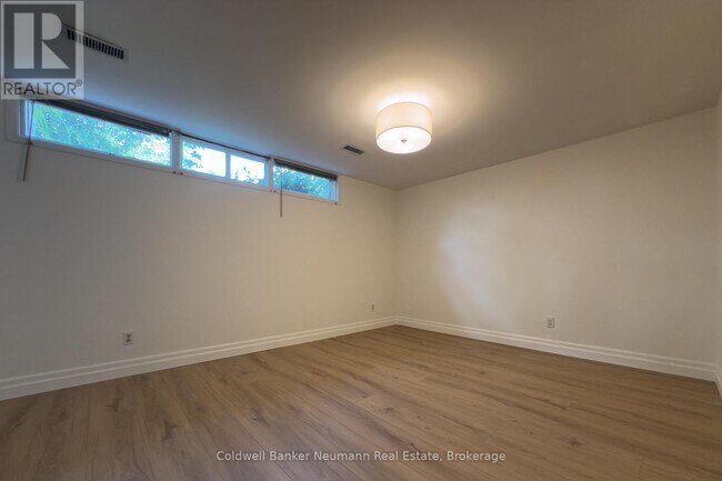 Photo du bâtiment - 14 McElderry Rd