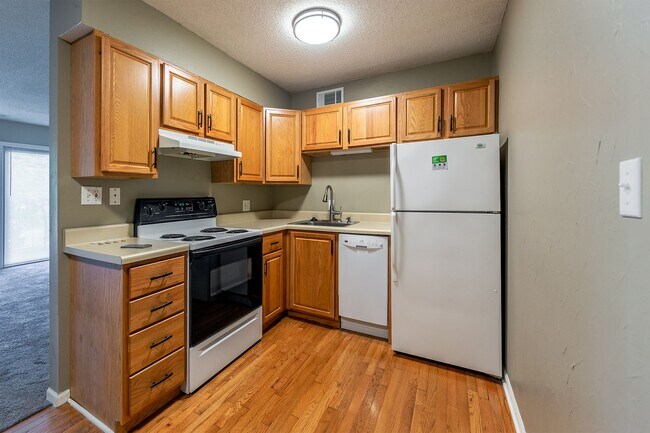 Foto del edificio - Modern 1BR Middle Floor Condo – Pool Access & Utilities