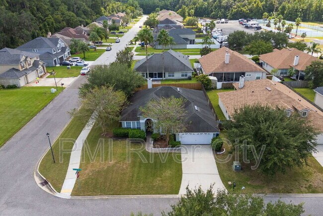 Foto del edificio - 620 Reflection Cove Rd