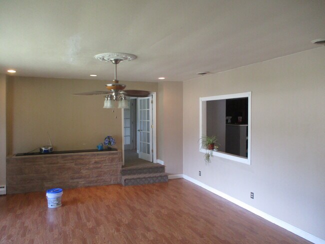 Foto del edificio - 557 N Division St