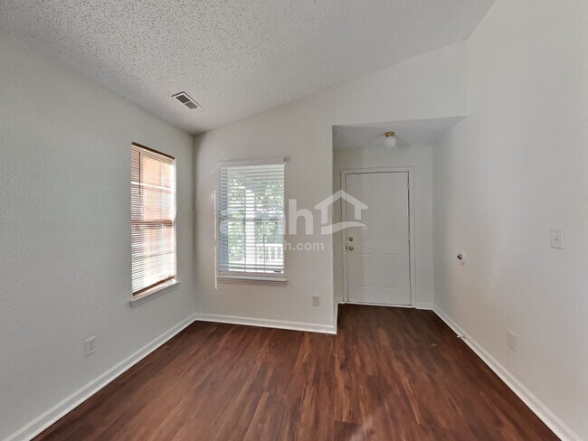 Foto del edificio - 8041 Whitview Drive
