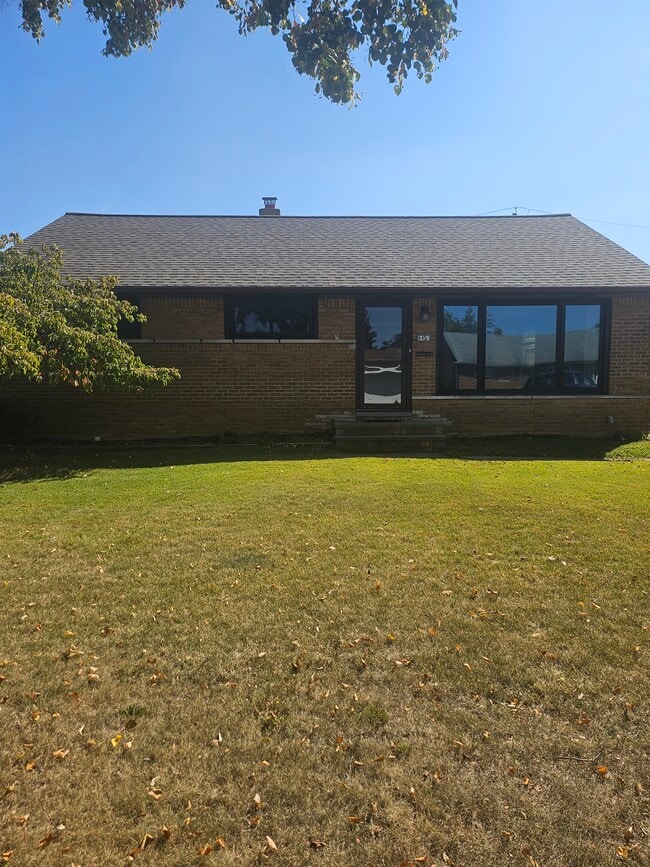Building Photo - 8451 Southlane Dr