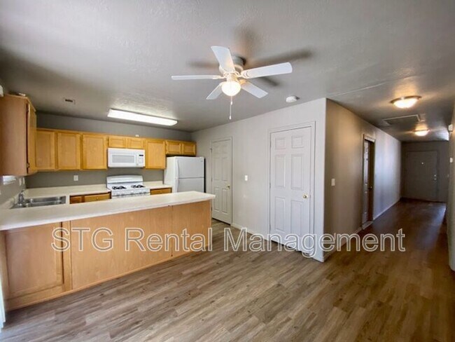 Foto del edificio - 76 E Center St