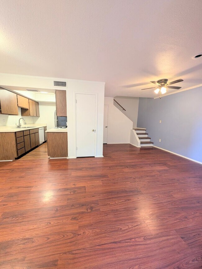 Foto del edificio - CUTE TOWNHOME AVAILABLE NOW NEAR DOWNTOWN ...