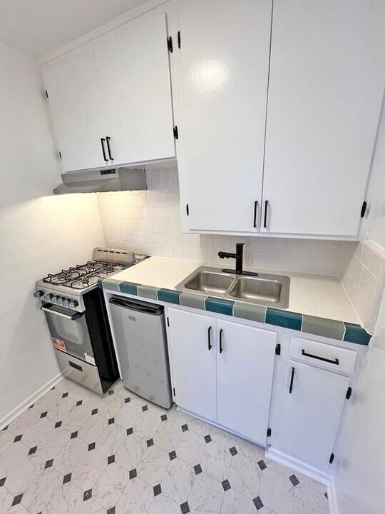 Foto del edificio - 1221 N Sweetzer Ave