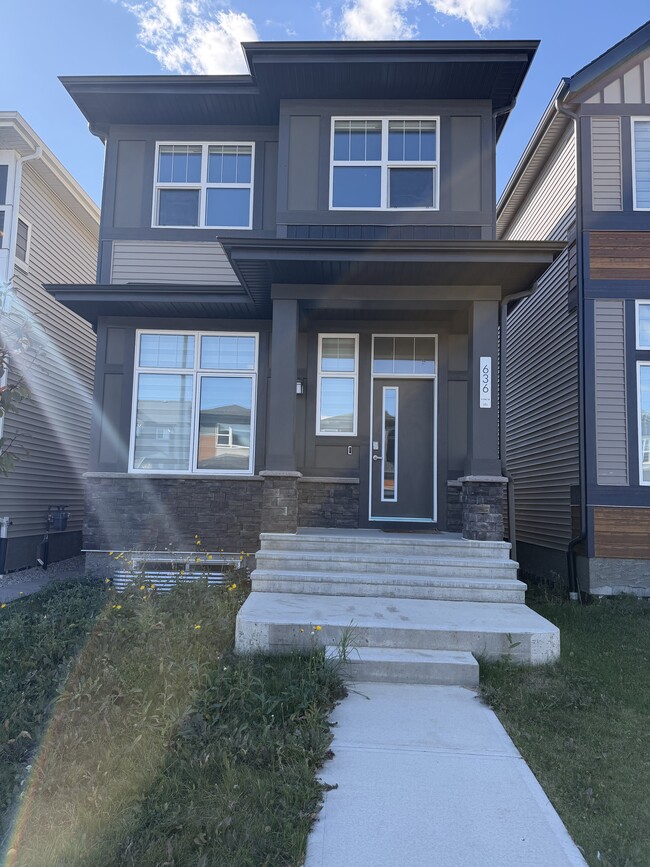 Building Photo - 636 35 St SW
