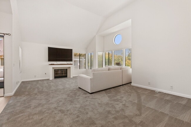 Building Photo - 518 Via De La Valle