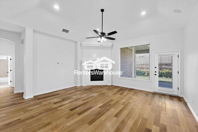 Building Photo - MOVE IN READY - 4BED/3BATH - LITTLE ELM, T...