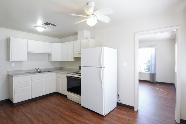 Foto del edificio - Duplex for Rent in Redding CA | Near Downtown, Laundry Hookups, Yard