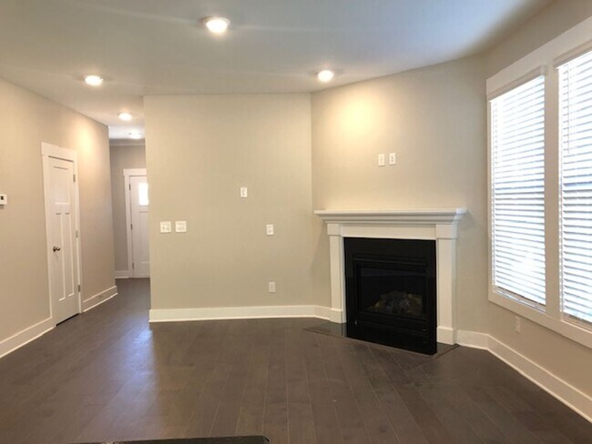Foto del edificio - Brand New END UNIT North of Main St  3 miles from Downtown Greenville and I-385.