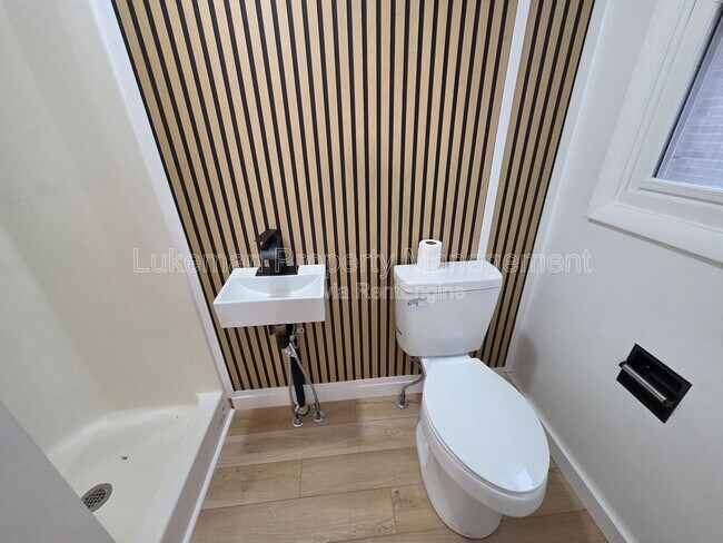 Foto del edificio - 822 W Main St