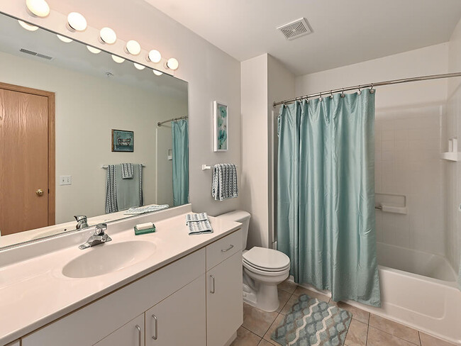 Bright Bathroom! - Reserve at Eagle Ridge