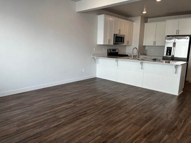Building Photo - Absolutely STUNNING Townhome!!!