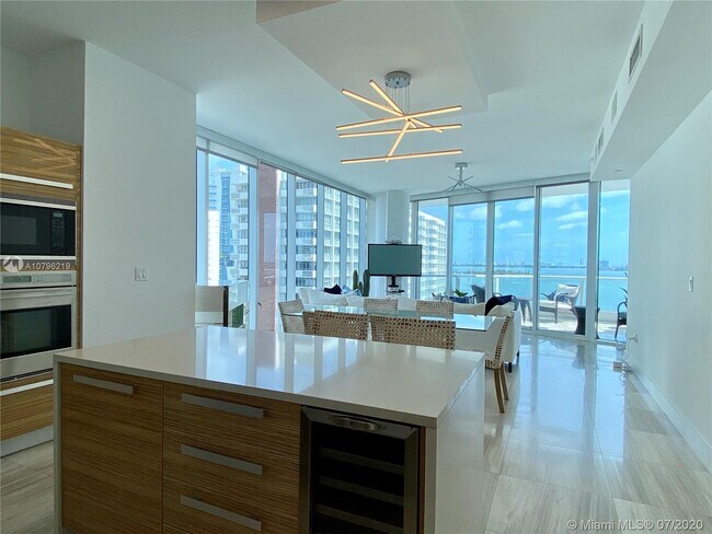 Building Photo - 2020 N Bayshore Dr