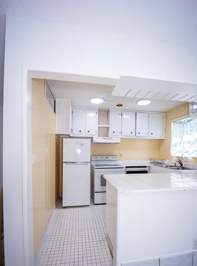 Foto del edificio - 3240 Ridge Hill Rd