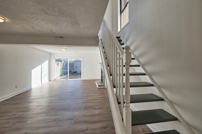 Building Photo - 7401 Countrybrook Dr