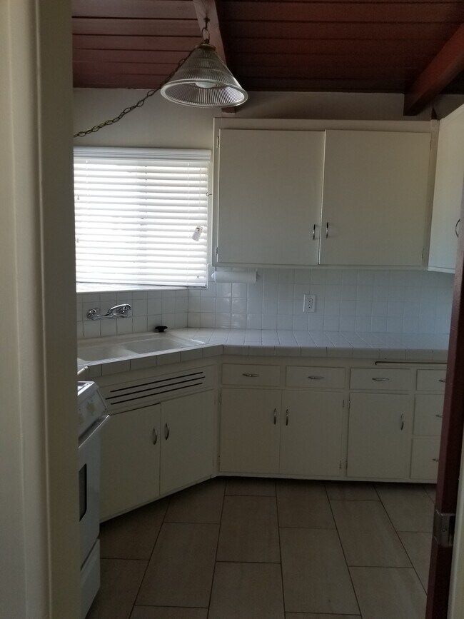 Cocina con puerta corrediza, solo estufa - 2330 Carmelina S Ave