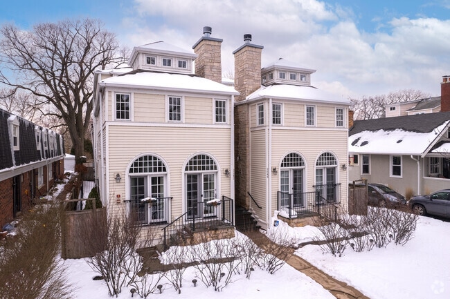 Building Photo - 2642-2644 Prairie Ave