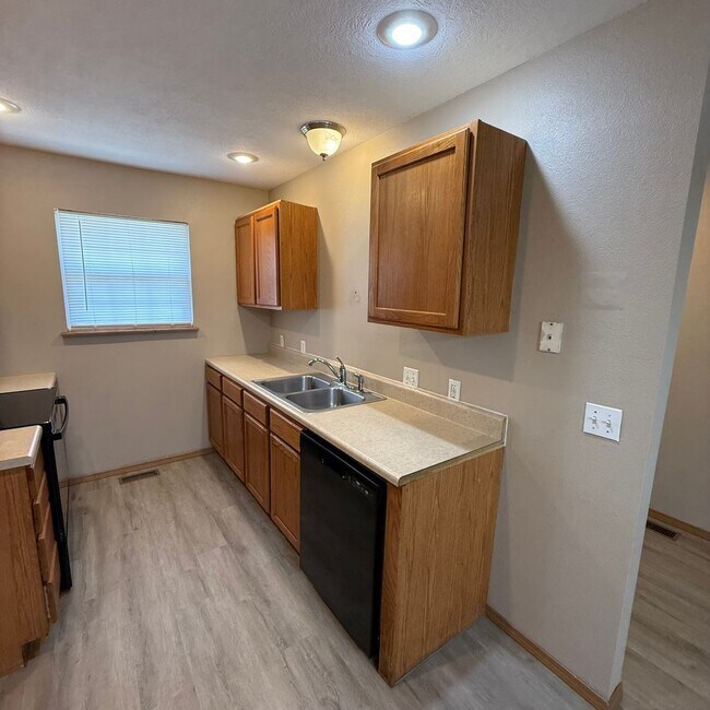Building Photo - 2 bedroom 2 bath Duplex in Clever Won't la...