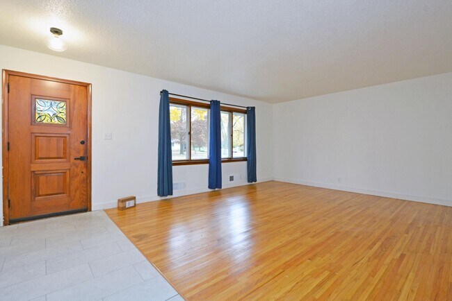 Foto del edificio - Spacious 4-Bed 1.5 Bath Home Available Now in Bloomington!