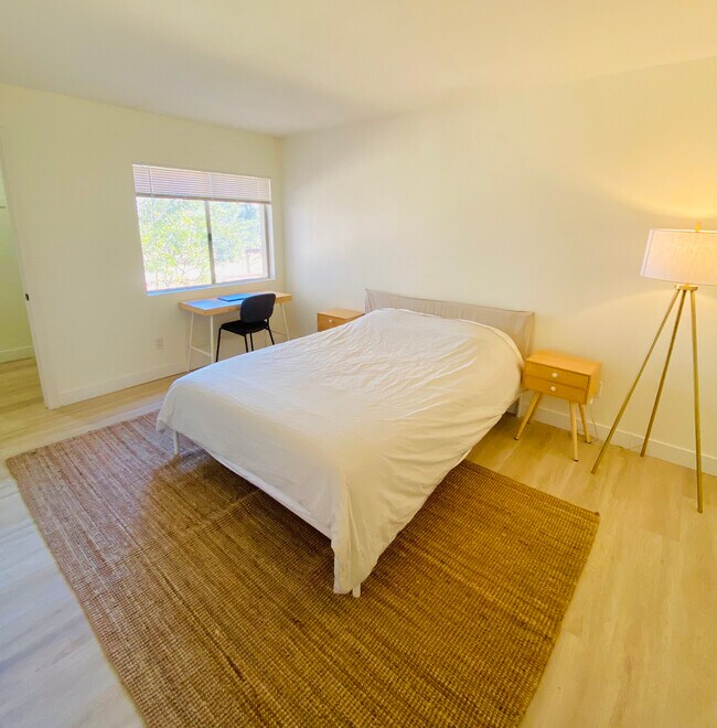 Foto del edificio - 7190 Shoreline Dr