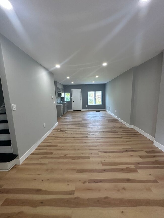 Building Photo - Renovated 3 Bed, 1 Bath townhome