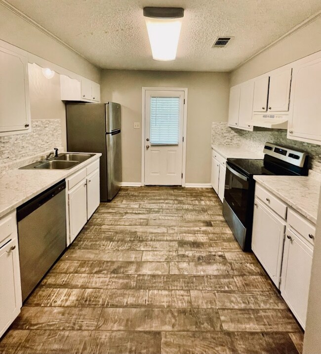 Foto del edificio - 28960 Highland Dr