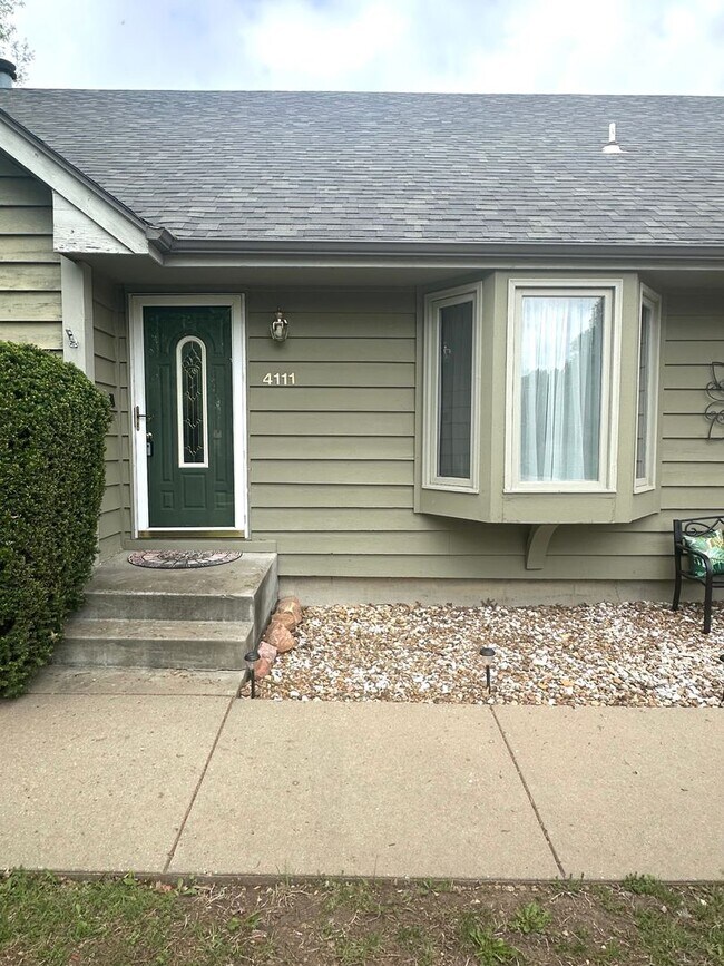 Foto del edificio - 4 bedroom, 2 1/2 bath