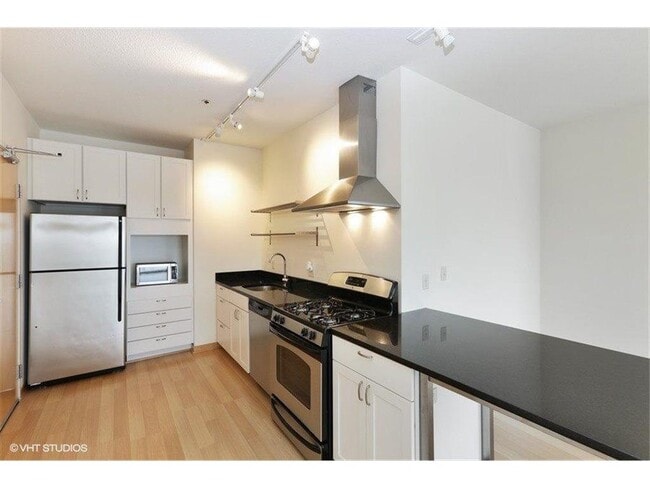 Building Photo - 3021 Holmes Ave
