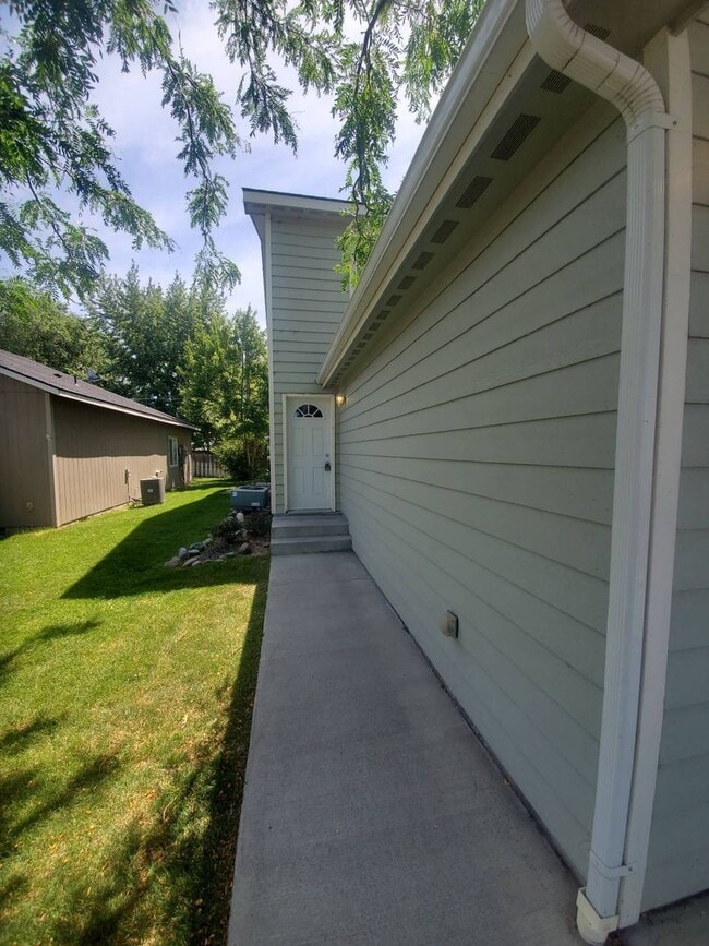 Building Photo - 1803 W Bemis St