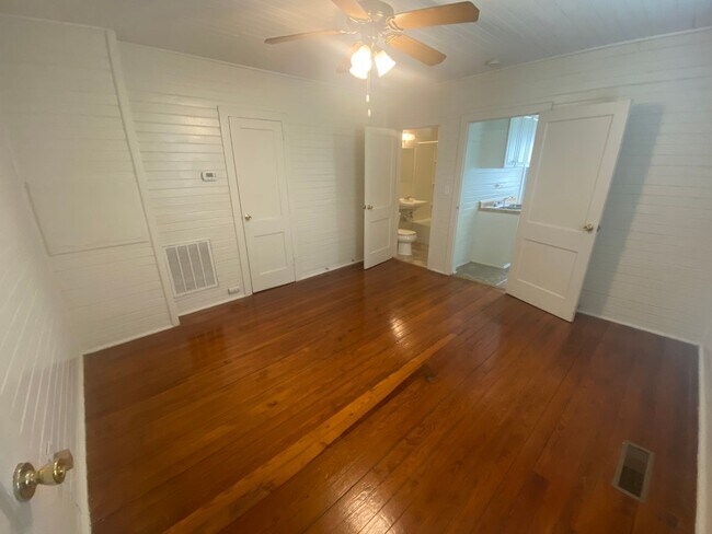 Foto del edificio - Adorable 1 Bedroom Walltown Duplex - Walk to Duke or Ninth St