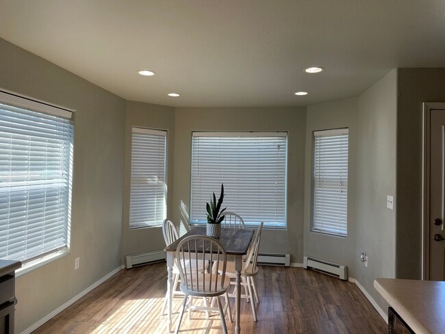 Building Photo - Great 3 bedroom, 2 bath, 2 car garage home...