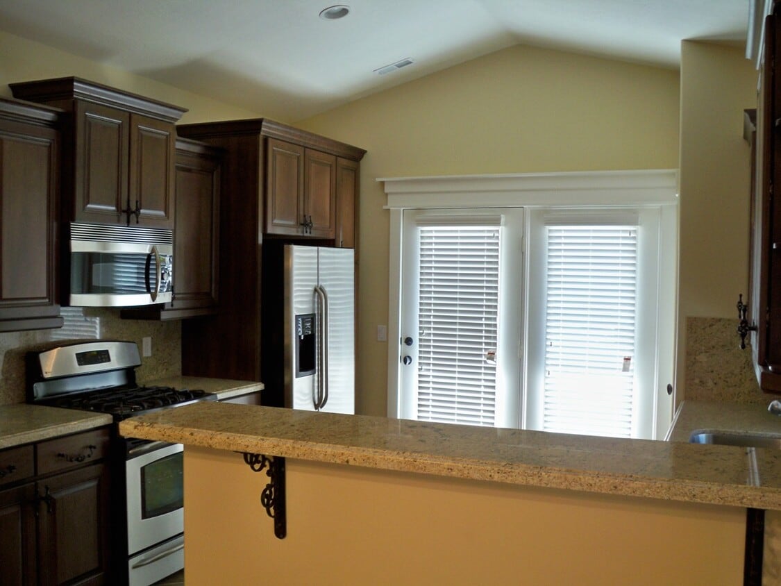Building Photo - Beautiful 4 bedroom townhome in Sandy!