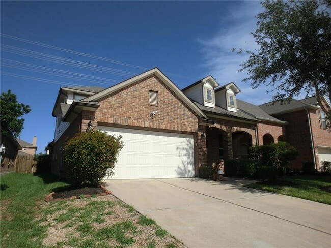 Building Photo - Discover comfort and convenience in this b...