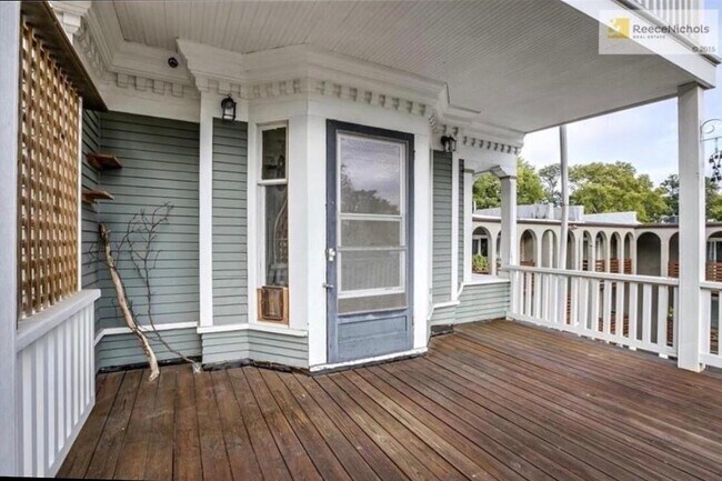 Private large balcony - 3716 Wyandotte St
