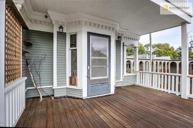 Private large balcony - 3716 Wyandotte St