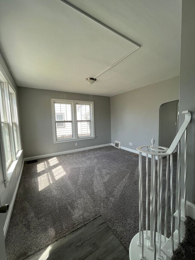 Building Photo - 3 Bedroom 1 Bath House in Davenport