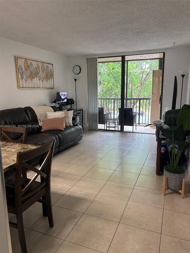 Foto del edificio - 14421 N Kendall Dr