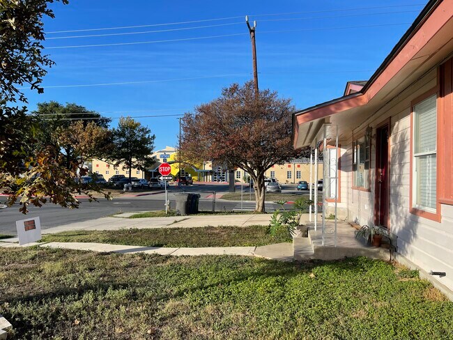 Frente a la escuela primaria Roosevelt - 322 Saint Louis Ave