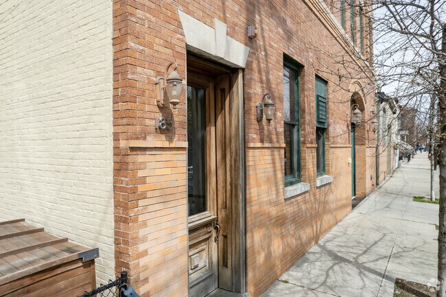 Entrada - 185-187 Webster Ave