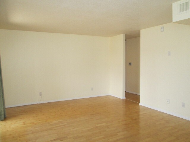 Foto del edificio - 2 Bedroom Condo in Mira Mesa