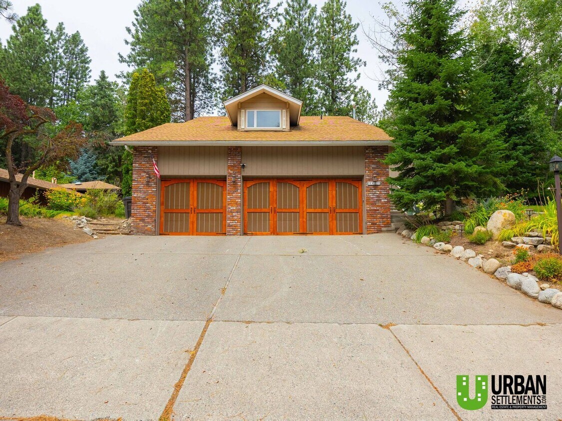 Foto principal - Spacious 4-Bedroom Home with Expansive Lay...
