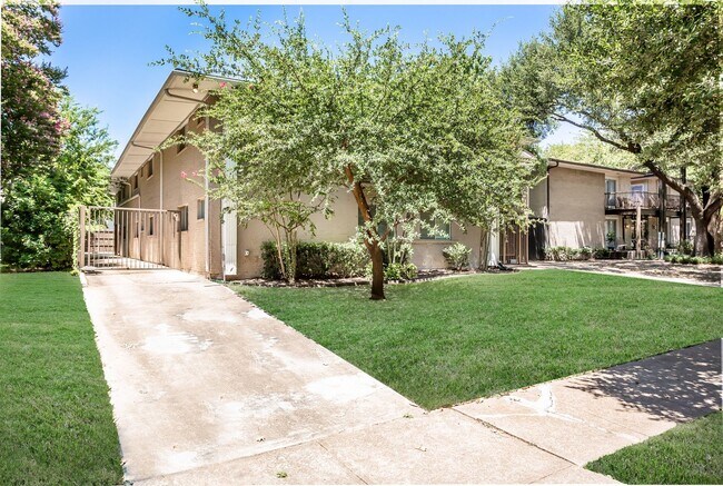 Building Photo - 2 Bedroom, 2 Bath Apartment in Munger Place!